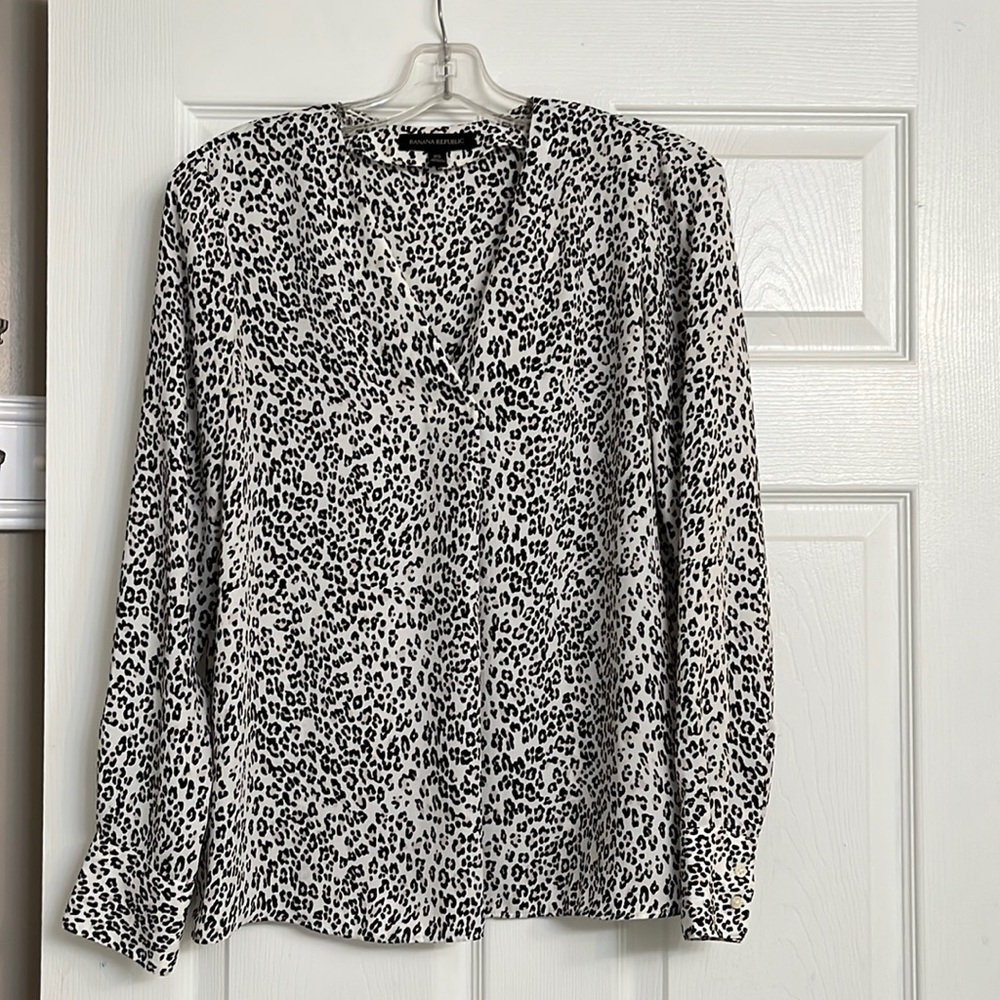 Adorable animal print V-neck blouse in XS. Only worn once.